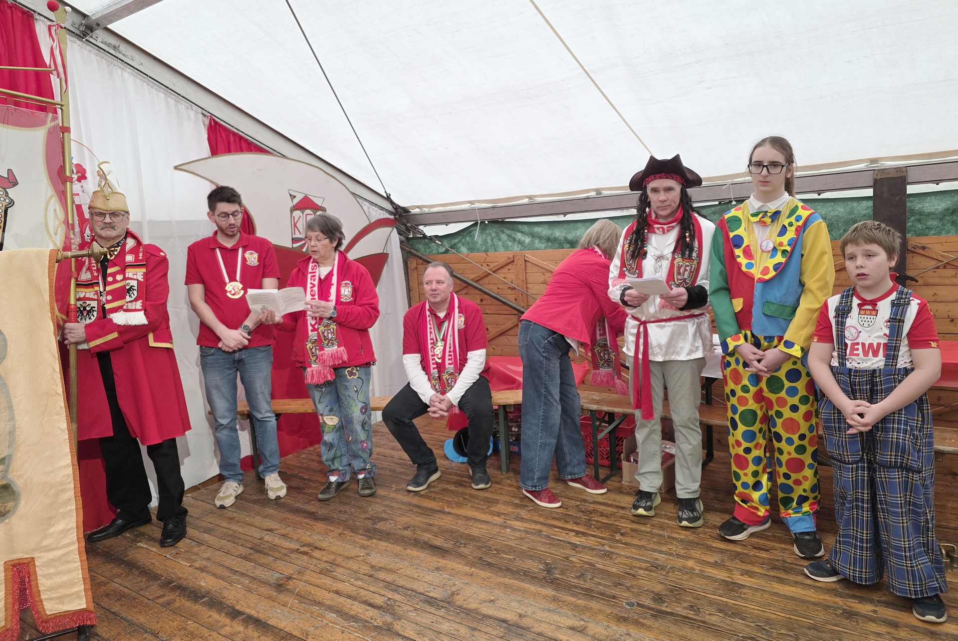 Liturgisches Personal am Rande der Altarinsel (v.l.): Fahnenjunker Günter Nießen, Christoph Nießen, die Vorsitzende Edith Emonds, Geschäftsführer Michael Isop, Fürbittensprecherin Margret Nießen, Lektor Christoph Ohlert und die Messdiener Phileas Bantz und Julian Ohlert. Foto: Manfred Lang/pp/Agentur ProfiPress