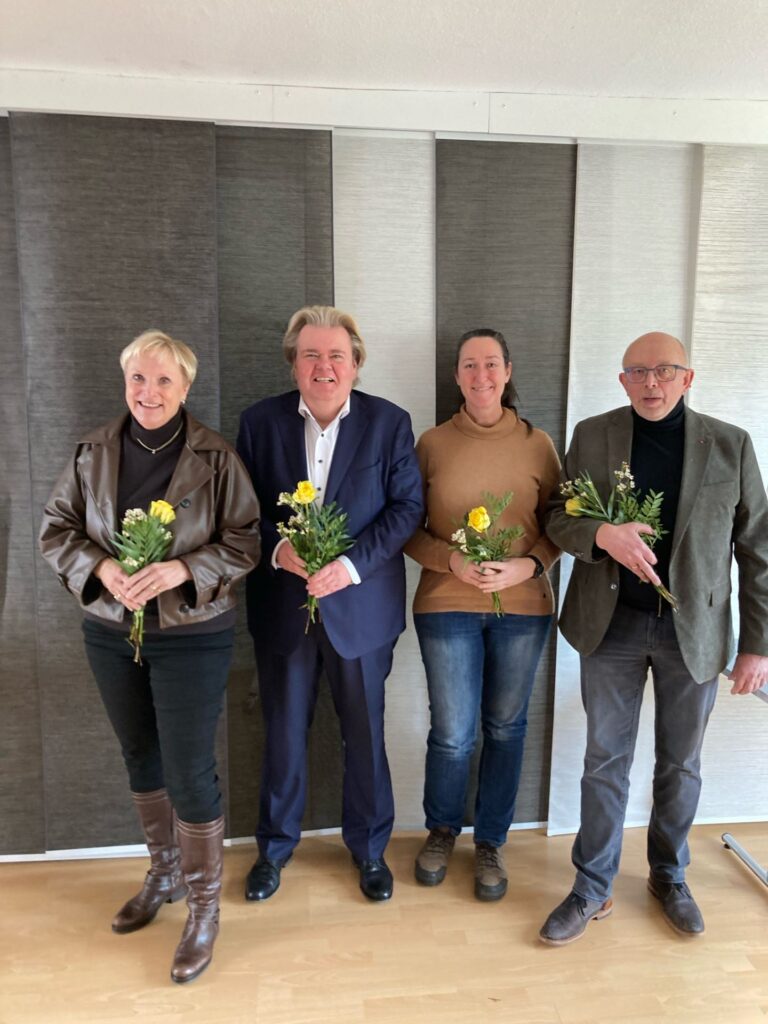 Mehr Aufklärung wünscht sich die Selbsthilfegruppe Long Covid von der Politik und lud zu ihrem Info-Treffen auch die Leiterin des Fachbereichs Gesundheit im Kreis Euskirchen, Birgit Wonneberger-Wrede, sowie den NRW-Landtagsabgeordnete Klaus Voussem und Martina Mensching (Frauenunion NRW) ein. Fundierte Informationen lieferte der Mediziner Dr. Karl Vermöhlen aus Dahlem. (v.l.) Foto: Privat/pp/Agentur ProfiPress