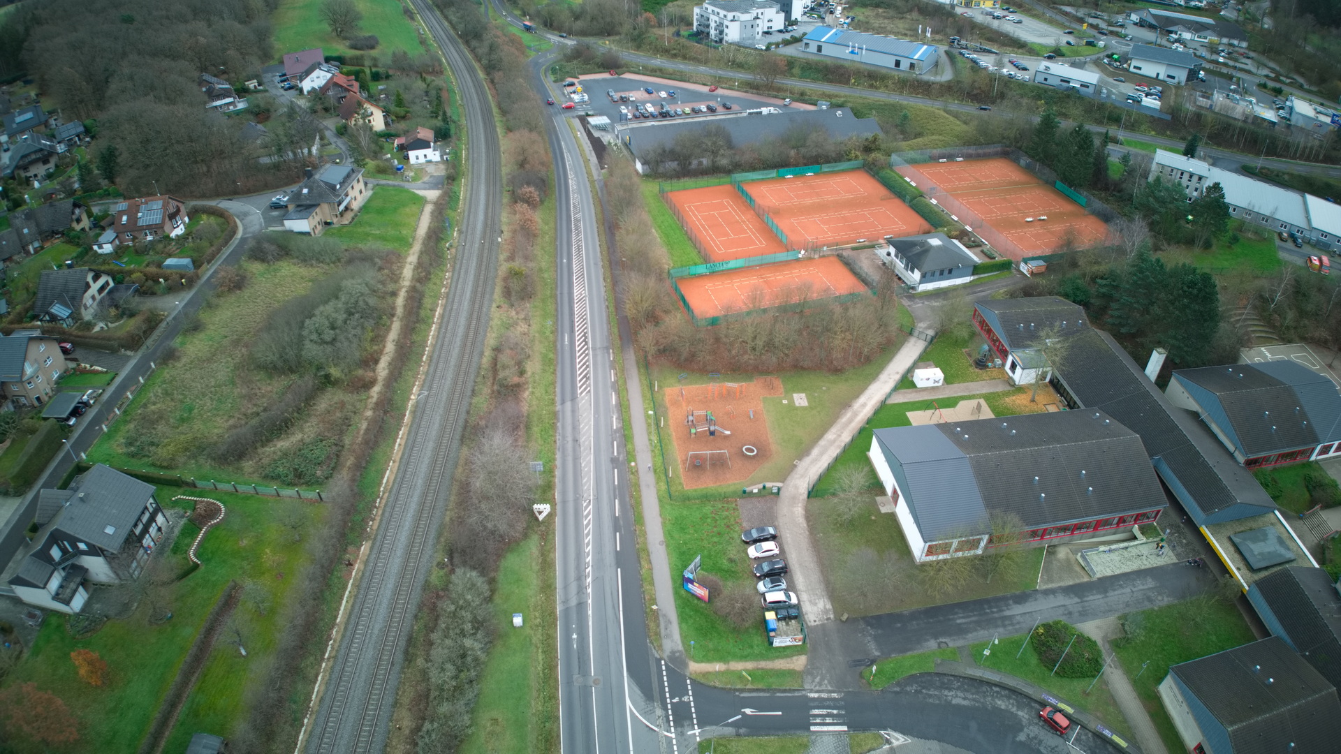 Der Lidl (oben im Bild) wird über eine provisorische Zufahrt von der Landstraße 61 aus möglich sein, die Gewerbetreibenden an der Feytalstraße sollen aus dem Ort heraus angefahren werden. Foto: Henri Grüger/pp/Agentur ProfiPress