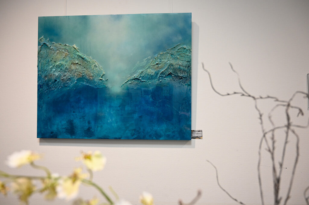 Ein drei-dimensionales Werk von Ela Rübenach mit dem passenden Namen „Verschleierte Dimension“. Foto: Henri Grüger/pp/Agentur ProfiPress