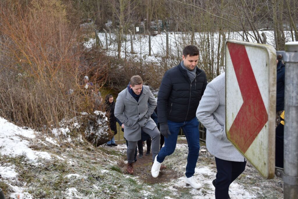 Treppauf, treppab: In Burgfey besichtigte Bürgermeister Michael Fingel gemeinsam mit der Düsseldorfer Delegation und Landrat Markus Ramers den vorgesehenen Standort der geplanten Schwermetallreinigungsanlage in Burgfey. Mit dem Projekt entsteht in Mechernich die größte und modernste Anlage dieser Art in Deutschland. Foto: Michael Nielen/pp/Agentur ProfiPress