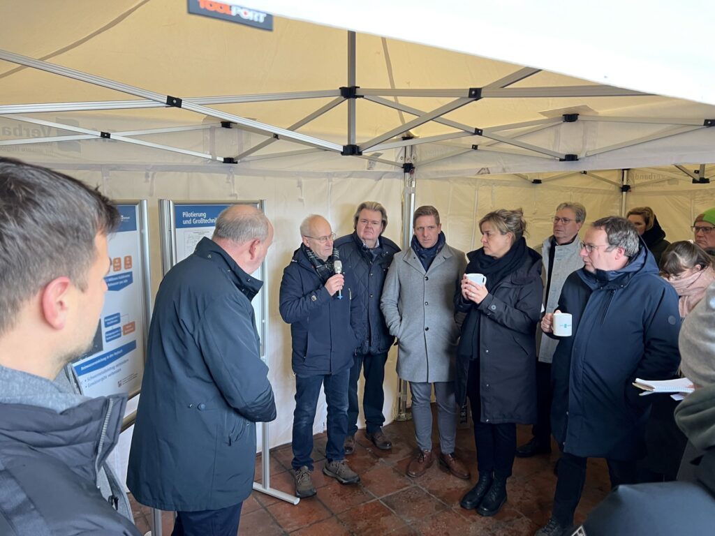 Von Altbürgermeister Dr. Hans-Peter Schick ließen sich Ministerin Mona Neubauer und Minister Oliver Krischer die historischen Eckdaten des örtlichen Bergbaus erläutern. Foto: Michael Nielen/pp/Agentur ProfiPress