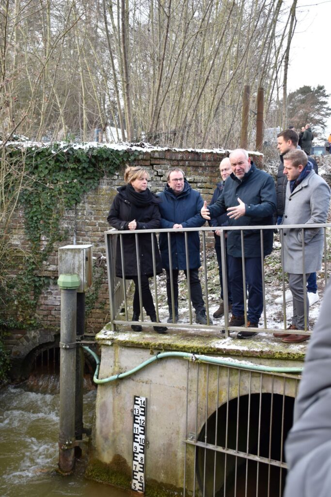 „Die Schwermetallbelastung des Stollenwassers ist eine der letzten großen ungelösten Altlasten des historischen Bleibergbaus in Mechernich“, erklärte Professor Heinrich Schäfer, Vorstand des Erftverbandes (2.v.r.). Foto: Michael Nielen/pp/Agentur ProfiPress