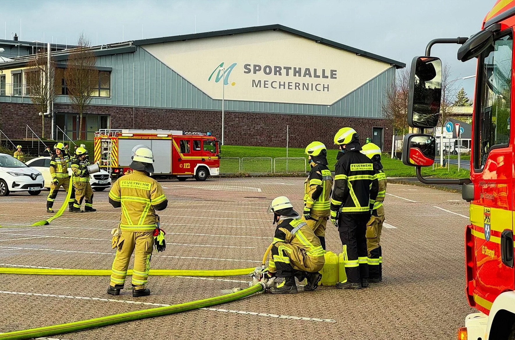 Der Lehrgang erstreckte sich über einen Zeitraum von zwölf Wochen und fand jeweils samstags statt. „Ziel der Ausbildung war es, den angehenden Feuerwehrangehörigen eine fundierte Grundlage für den aktiven Einsatzdienst zu vermitteln“, schreibt Marcel Jannes von der Löschgruppe Strempt dem Mechernicher „Bürgerbrief“. Foto: Feuerwehr/pp/Agentur ProfiPress