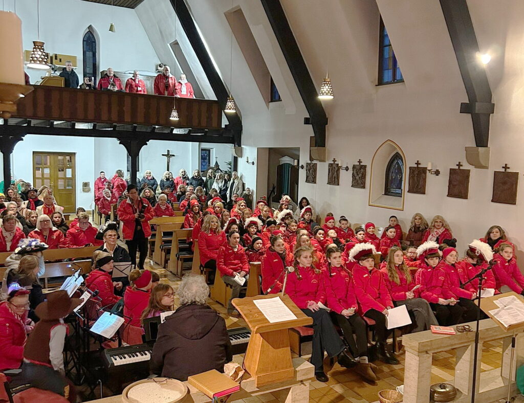 Proppenvoll war das Kirchenschiff von St. Margaretha in Vussem am Samstag bei der seit vielen Jahren bewährten Mundartmesse, zu der auch befreundete Karnevalsgesellschaften unter anderem aus Mechernich, Weyer und Schwerfen kommen. Foto: Marco Sistig/pp/Agentur ProfiPress