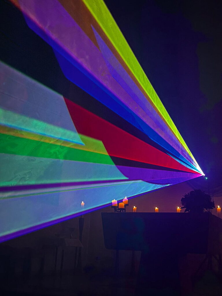 Der Gottesdienst zu Karneval endete diesmal nicht mit Schlusssegen und Ordensverleihung, sondern mit einer fulminanten 3-D-Lasershow des neuen Prinzen Stefan Schmitz, der üblicherweise als Tontechniker und DJ für Stimmung unter den Gästen des 1977 gegründeten Karnevalsvereins Vussem sorgt. Foto: Erik Arndt /pp/Agentur ProfiPress