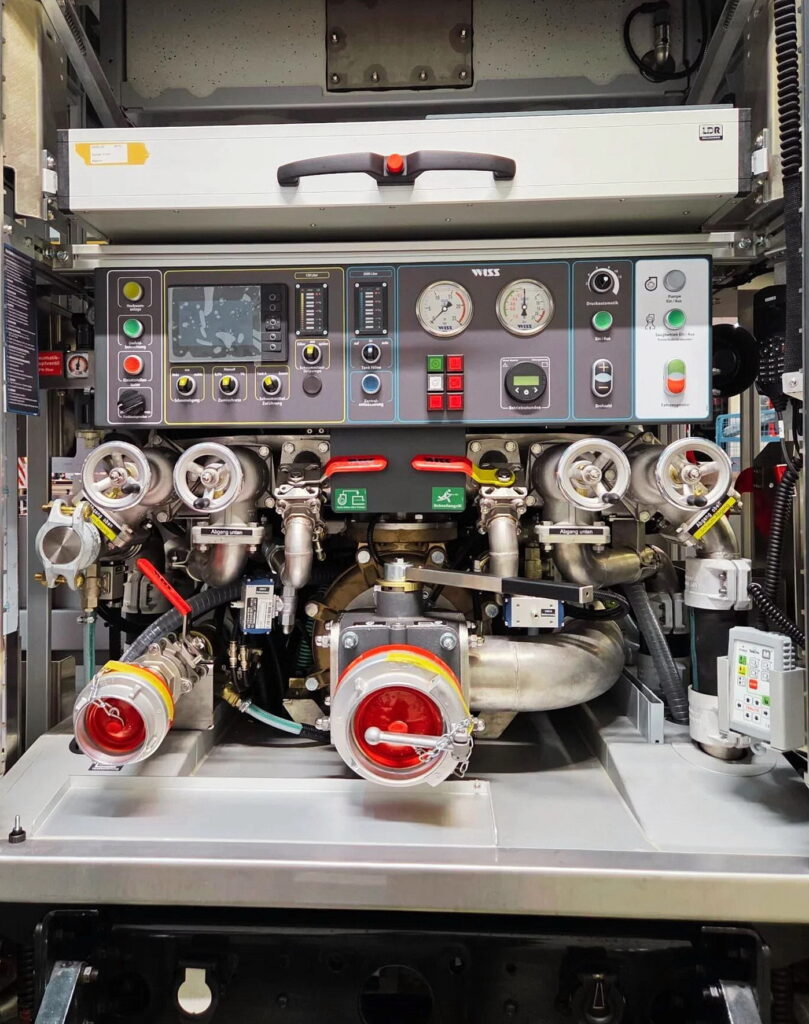 Ein Blick auf die Aggregate hinten: Zur umfangreichen Ausstattung des neuen Mechernicher LF 20 gehören unter anderem ein Löschwassertank mit 2.000 Litern Fassungsvermögen und ein zusätzlicher Schaummitteltank mit 200 Litern. Foto: Feuerwehr Stadt Mechernich/pp/Agentur ProfiPress