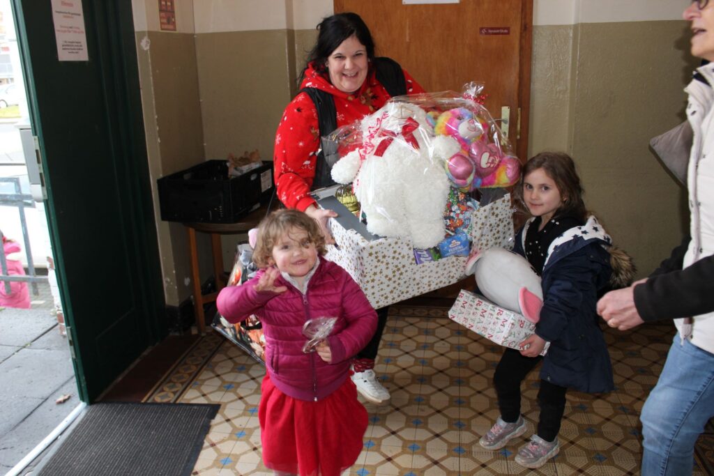 „Bis Heiligabend warten? Das wird schwer!“  Dieses Paket für eine siebenköpfige Familie sorgte für strahlende Gesichter bei Mutter und Töchtern. Foto: Kerstin Rottland/pp/Agentur ProfiPress