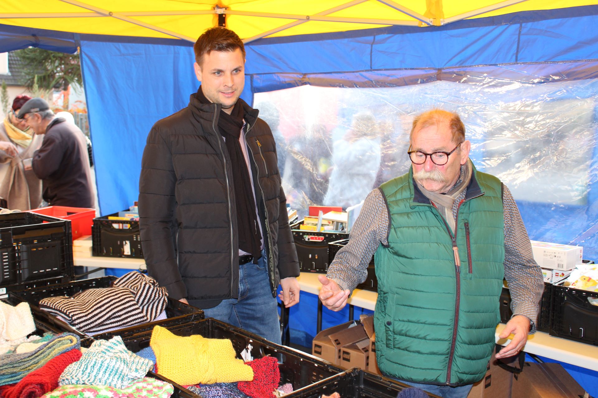 Bürgermeister Michael Fingel ließ sich von Wolfgang Weilerswist zeigen, was zusätzlich zu den Paketen zur Auswahl stand. Foto: Kerstin Rottland/pp/Agentur ProfiPress