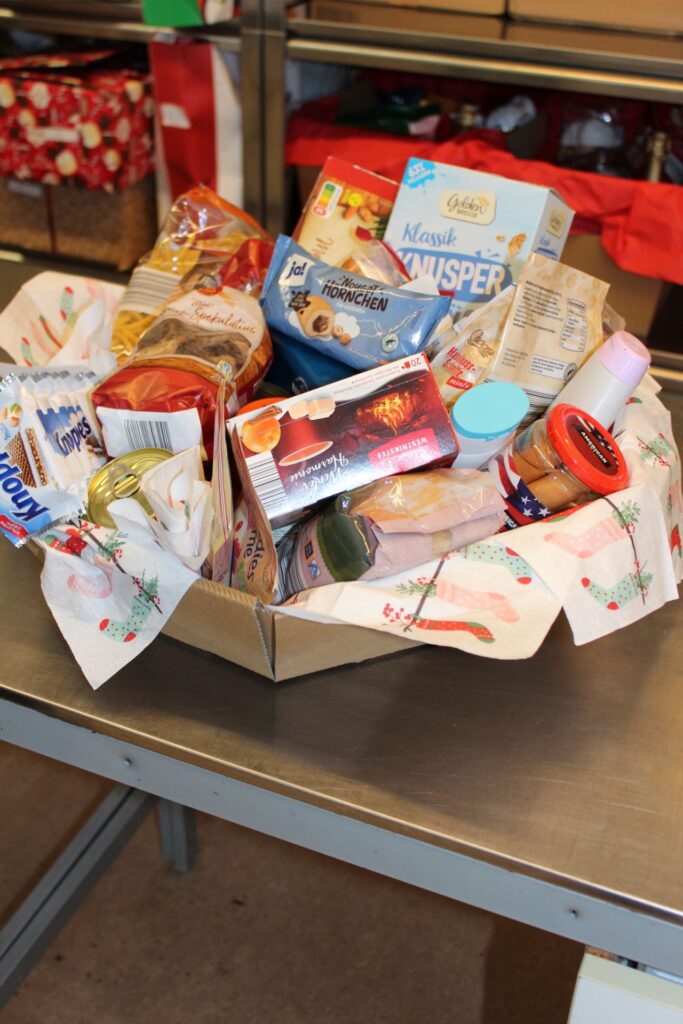 So liebevoll verpackt waren manche Präsente, dass die Abholer allein schon beim Anblick von außen glänzende Augen bekamen. Foto: Kerstin Rottland/pp/Agentur ProfiPress