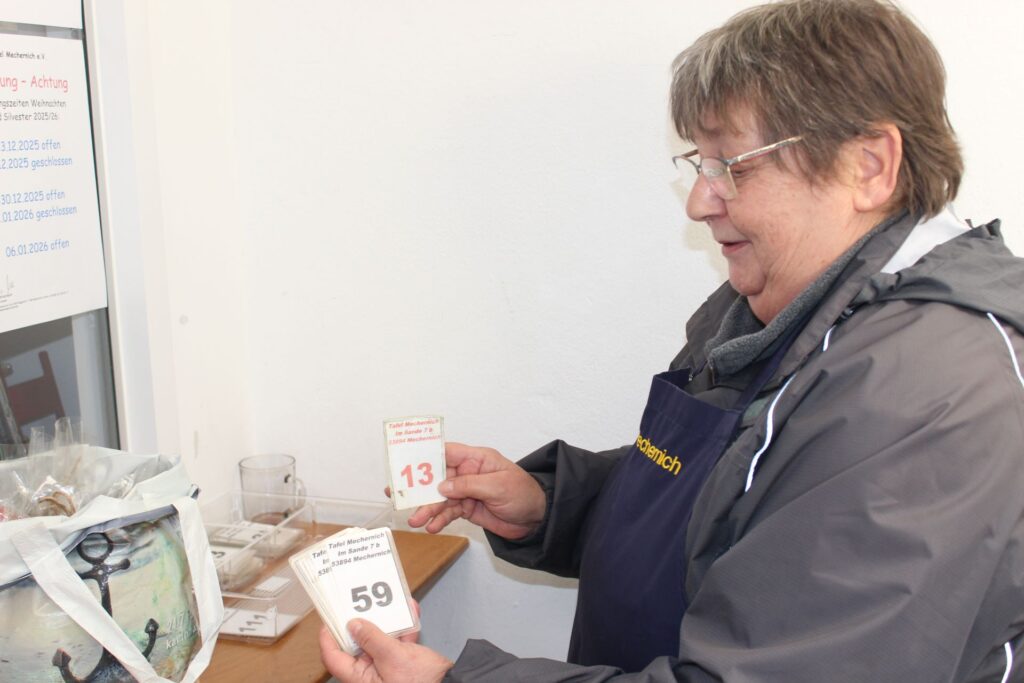 Dank der Nummern, verteilt von Marina Bous, lief die Geschenk-Ausgabe auch in diesem Jahr reibungslos. Foto: Kerstin Rottland/pp/Agentur ProfiPress