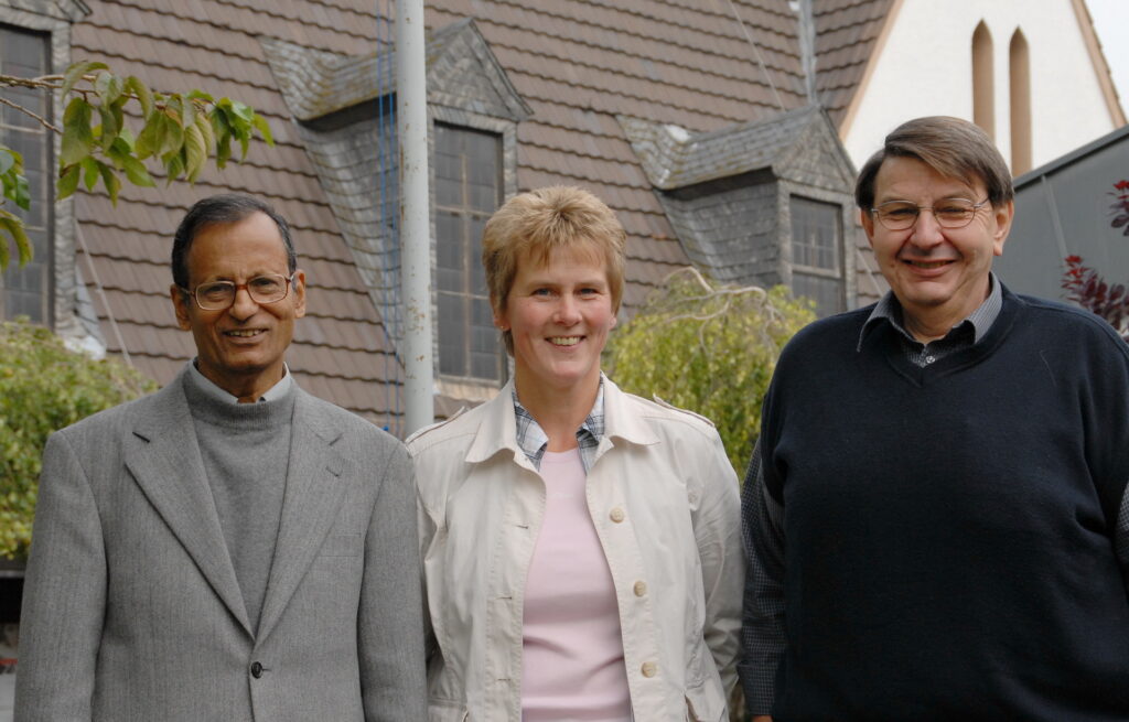 Johannes Klinkhammer, der damalige Ortsvorsteher von Vussem, (v.r.) mit Kirchen- und Musikaktivistin Resel Feyen und Pater Leo D’Souza vor der Pfarrkirche St. Margareta in Vussem. Archivfoto: pp/Agentur ProfiPress