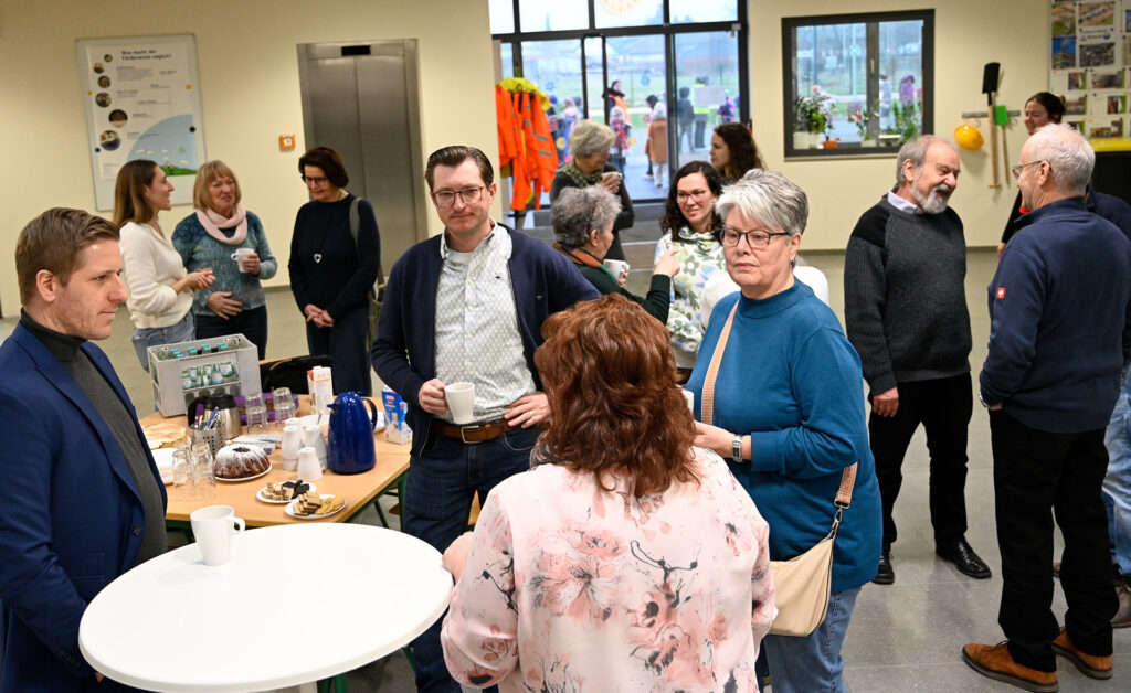In der Pause tauschte man sich bei warmen Getränken und selbstgebackenem Kuchen aus. Foto: Henri Grüger/pp/Agentur ProfiPress