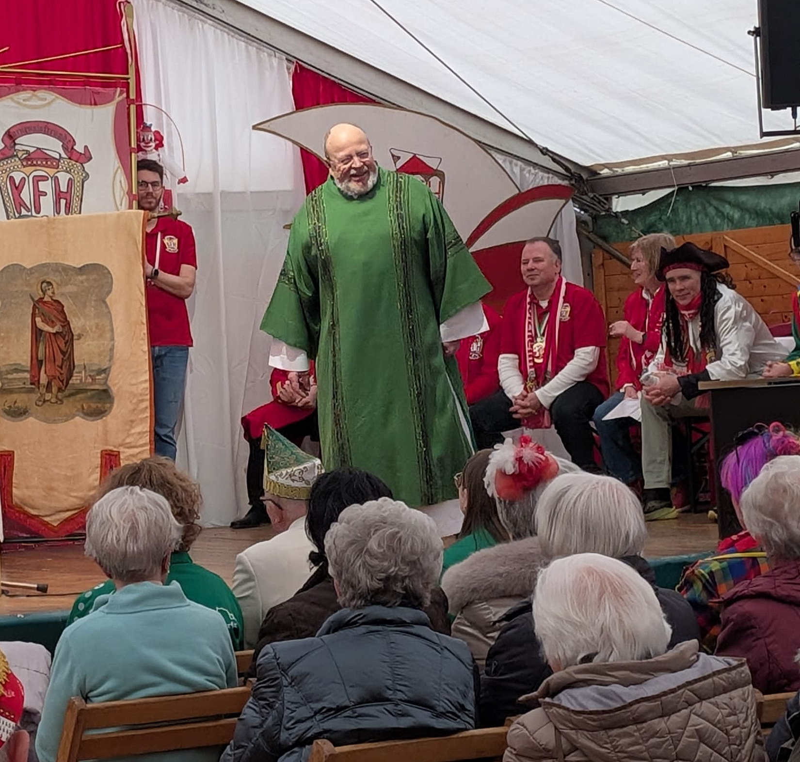 Der Prediger Manni Lang nahm seine Zuhörer mit auf die andere Seite des Jordan zu Goldwäschern und Edelsteinsuchern, die zunächst nichts anderes fanden als kantige Flusssteine und glattgeschliffene Kiesel. Aber dann doch Edelsteine, für jeden Gottesdienstbesucher einen. Foto: Pit Nießen/pp/Agentur ProfiPress