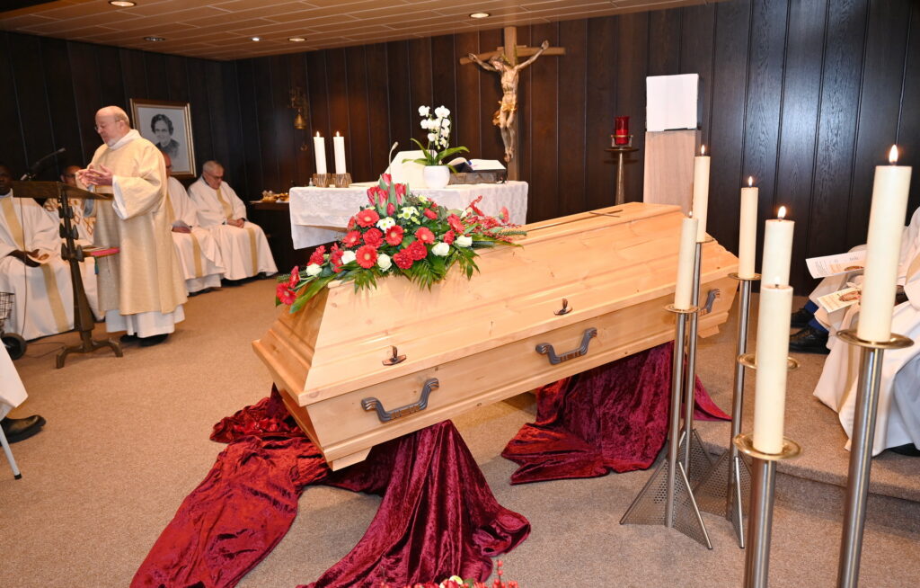 Diakon Manfred Lang sagte in seiner Predigt: „Schwester Dorothea war keine Frau der großen Gesten. Sie war pflichtbewusst, treu, ordnend, wachsam. Eine »deutsche Eiche«, wie sie selbst sagte – sturmfest, erdverwachsen, manchmal knorrig. Und zugleich großzügig: im Geist, im Dienst, auch im ganz Konkreten. Vieles von dem, was die Communio heute ist, trägt ihre Handschrift – leise, aber wirksam.“ Foto: Sabine Roggendorf/pp/Agentur ProfiPress