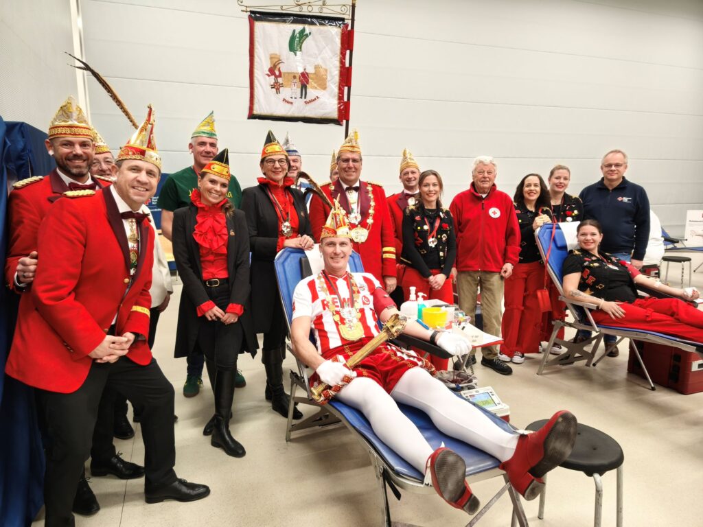 So viel närrische Unterstützung: Kein Wunder, dass Prinz Tobias I. (Esser) und Ehefrau Ramona beste Laune hatten, während ihr Blut in die Konservenbeutel tropfte. Blutspenden werden derzeit ganz dringend benötigt. Foto: Kerstin Rottland/pp/Agentur ProfiPress