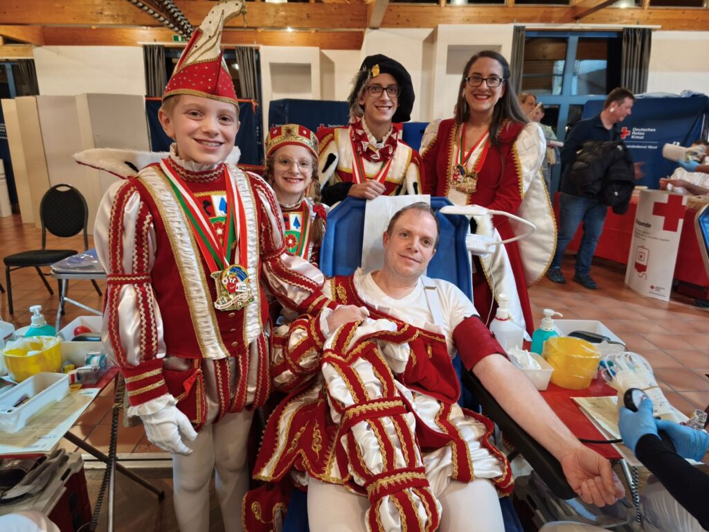 „Schaffst Du, Papa!“ Das Kinderdreigestirn, bestehend aus Prinz Maxi I, Jungfrau Louisa und Bauer Kilian sowie Ihre Lieblichkeit, Prinzessin Michaela I, sahen Familienoberhaupt Prinz Marcel I, bei der ersten Blutspende seines Lebens zu. Foto: Kerstin Rottland/pp/Agentur ProfiPress