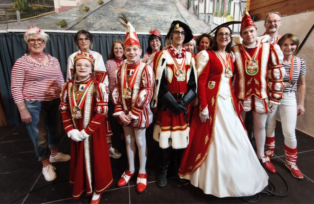 Rut-Wiess und jeck aufs Blutspenden: Das Familiendreigestirn der Kommerner KG Greesberger verhalf dem fleißigen Organisatoren des Mechernicher DRK-Ortsvereins zu 162 dringend benötigten Blutkonserven. Foto: Kerstin Rottland/pp/Agentur ProfiPress