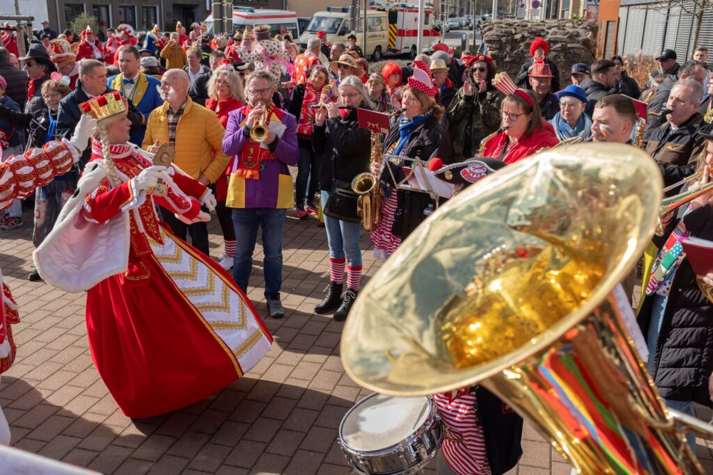 Wenn die Jecken regieren, sind auch die Öffnungszeiten des Mechernicher Rathauses aus dem Häuschen. Damit niemand vor verschlossenen Türen steht, gibt es aktuelle Infos aus der Stadtverwaltung. Foto: Ronald Larmann/pp/Agentur ProfiPress