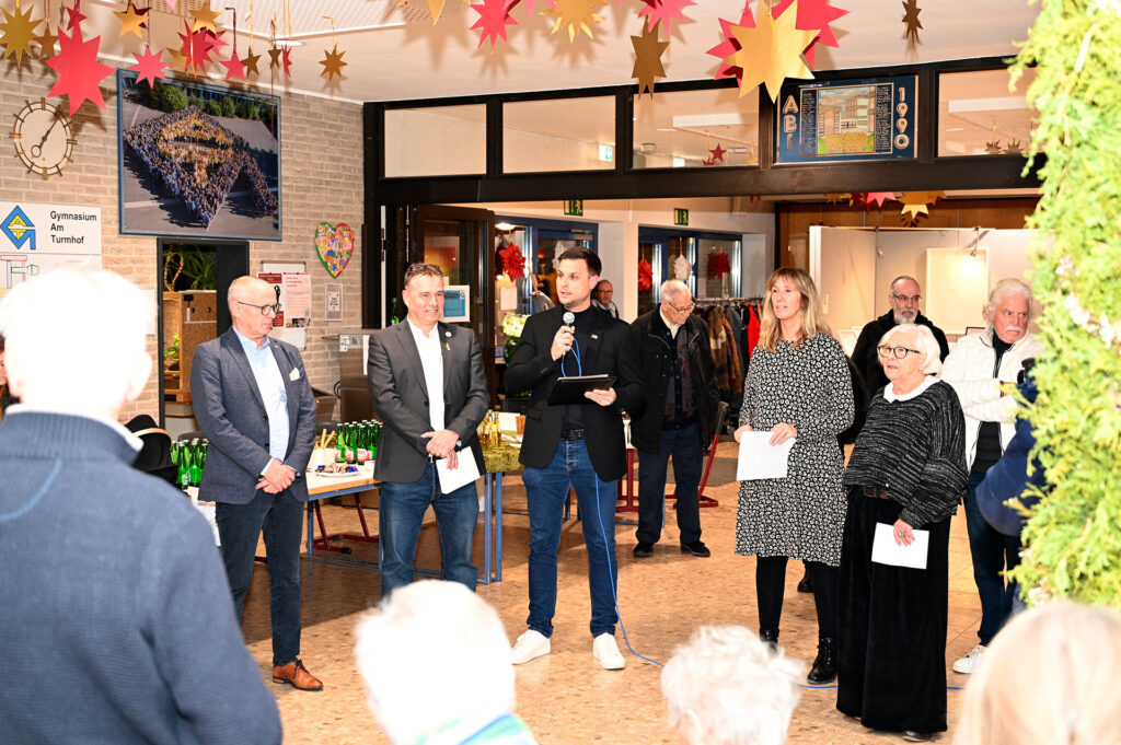 Unter anderem sprachen Bürgermeister Michael Fingel (m.), der stellvertretende Landrat Ralf Claßen (v. l.) und der Kulturausschuss-Vorsitzende Dr. Peter Schweikert-Wehner Grußworte und zeigten sich beeindruckt vom künstlerischen Potenzial. Foto: Henri Grüger/pp/Agentur ProfiPress