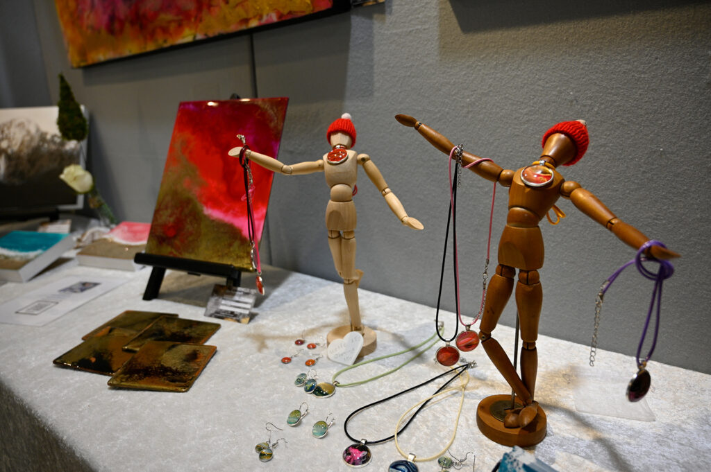 … und handgemachten Schmuck gab es zu entdecken. Foto: Henri Grüger/pp/Agentur ProfiPress