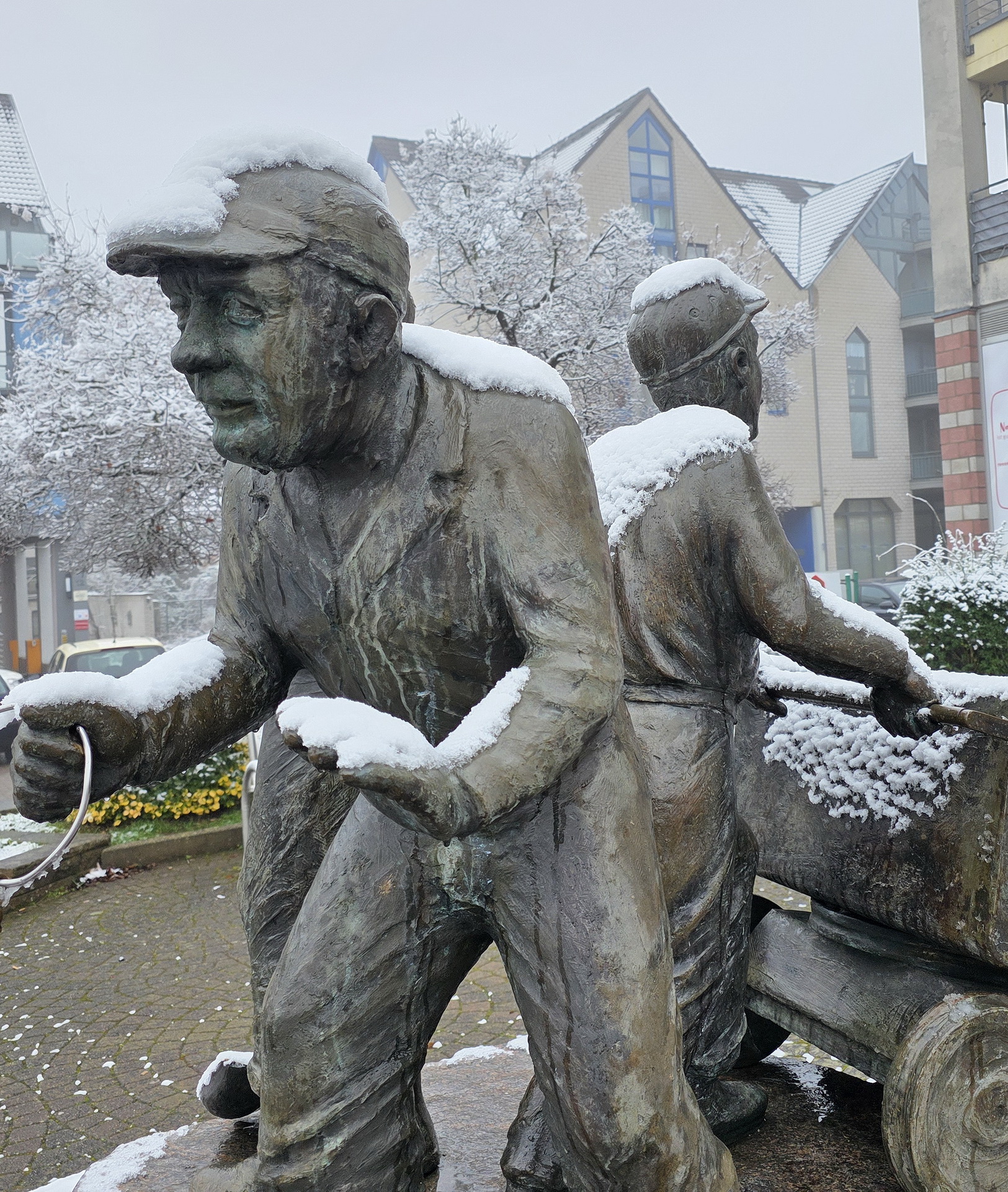Bergmannshelme voller Schnee