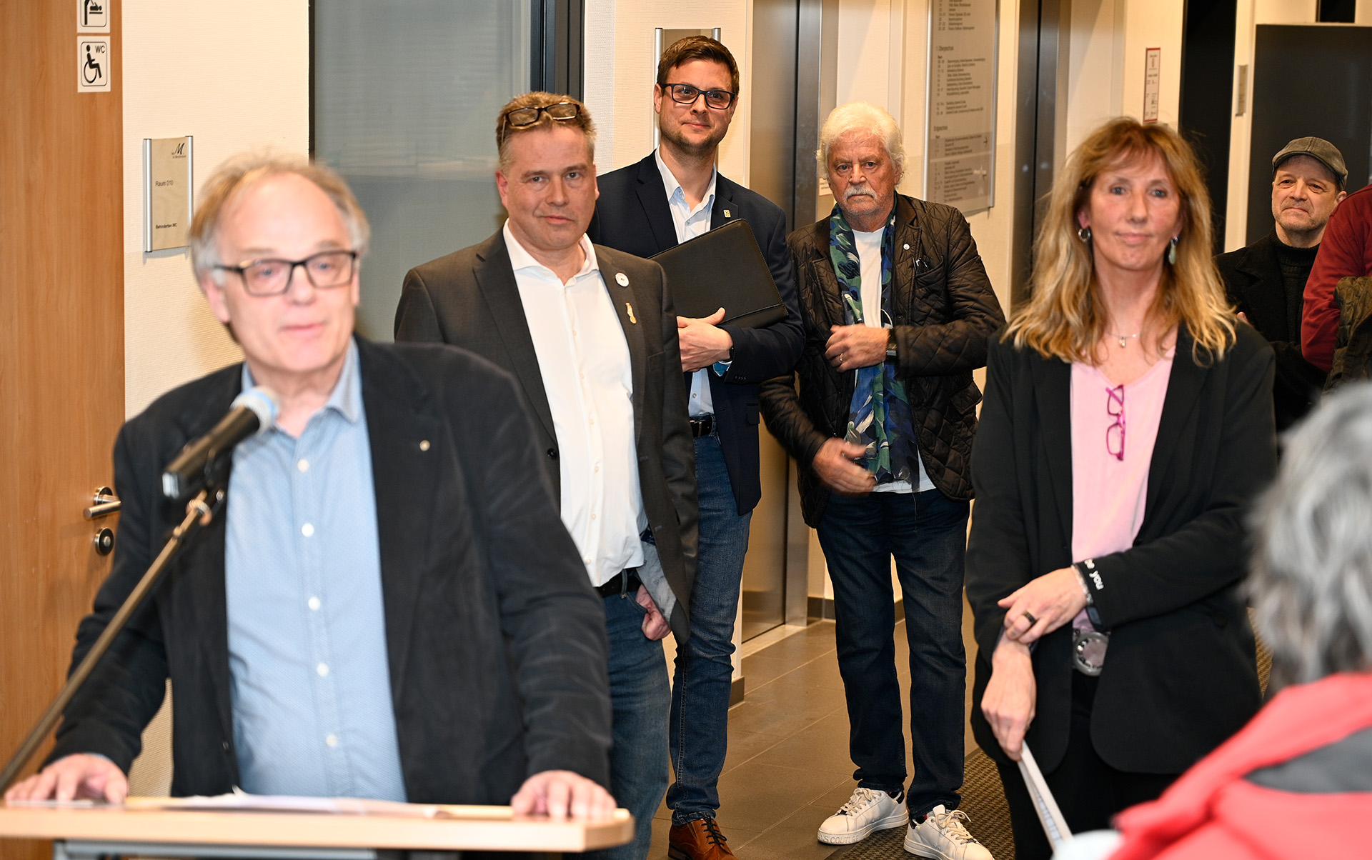 Besonders gut gefiel dem Kulturausschussvorsitzenden Peter Schweikert-Wehner (2. v. l.) unter anderem „ein Bild starker Frauen“. Auch der ehemalige Kurator der Galerie im Rathaus Franz Kruse (r.) ließ sich die Ausstellung nicht entgehen. Foto: Henri Grüger/pp/Agentur ProfiPress