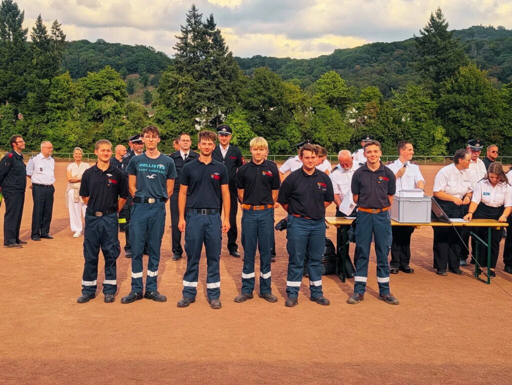 Siegerehrung am Rhein: Auch diese sechs Mechernicher Jugendfeuerwehrleute wurden in Königswinter ausgezeichnet. Foto: John Marion/(LG Obergartzem/FF/pp/Agentur ProfiPress