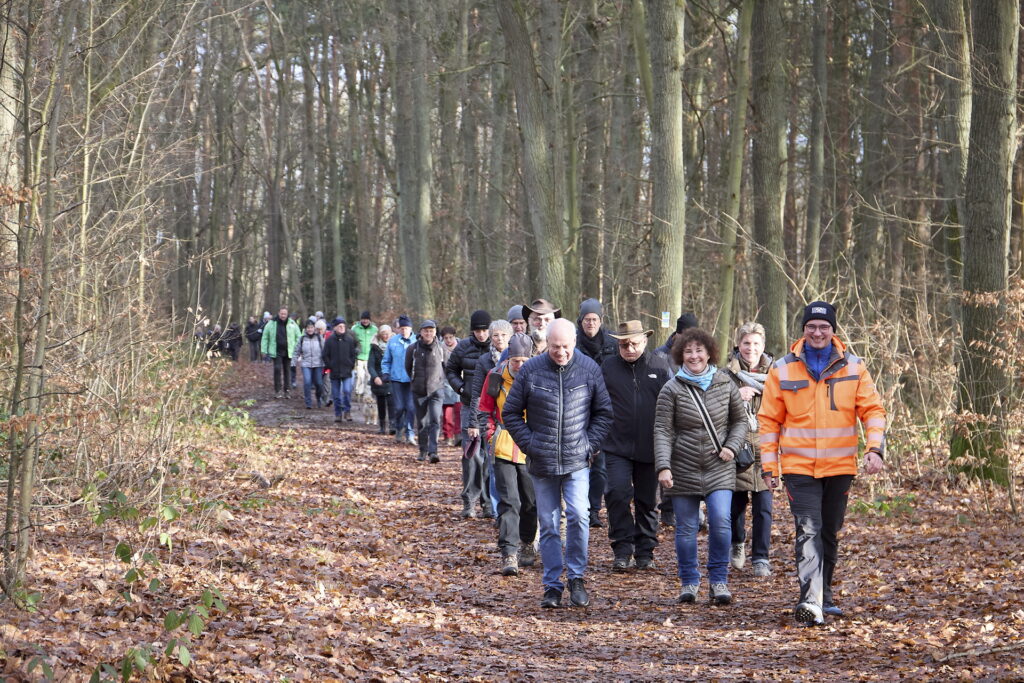 Mehr als 300 Wanderfreunde nahmen an Silvester an den geführten Wanderungen durch das Mechernicher Bergschadensgebiet teil. Foto: Steffi Tucholke/pp/Agentur ProfiPress