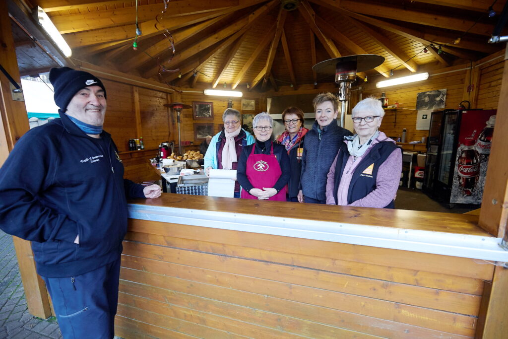 Für die Rückkehrer gab es an der Grillhütte hinter dem Bergwerksmuseum eine Stärkung vom Museums-Team: Günter Nießen, Anita Reitz, Doris Beckel, Mathilde Conrads, Kati Box und Inge Nießen. Foto: Steffi Tucholke/pp/Agentur ProfiPress