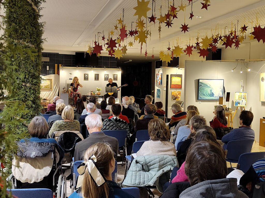 Den stimmungsvollen Schlusspunkt setzte kurz vor Silvester die musikalische Lesung „Plätzchen, Bowle, Feuerwerk – das Beste kommt zuletzt.“ mit der Radiomoderatorin Katia Franke und dem Gitarristen Fedor Volkov. Foto: Norbert Grüger/pp/Agentur ProfiPress