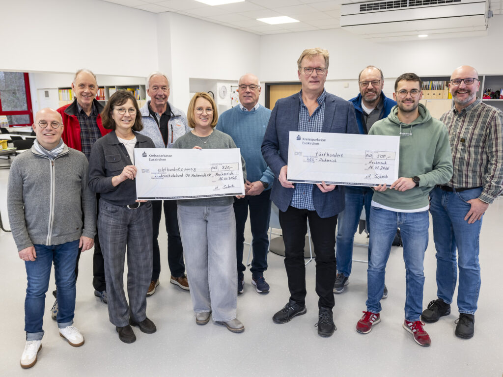 Doppelte Freude: Die Musiker Frank Weiermann (l.), Karl-Heinz Heß (hinten v.l.), Walter Schäfer, Aloys Schnotale, Norbert Schnotale und Günter Schmitz überreichten 820 Euro an den Kinderschutzbund mit Annette Vossel (vorne, v.l.) und Silke Scheer sowie 500 Euro an Schulleiter Uli Lindner-Moog und Lehrer Martin Schmitz. Foto: Ronald Larmann/pp/Agentur ProfiPress