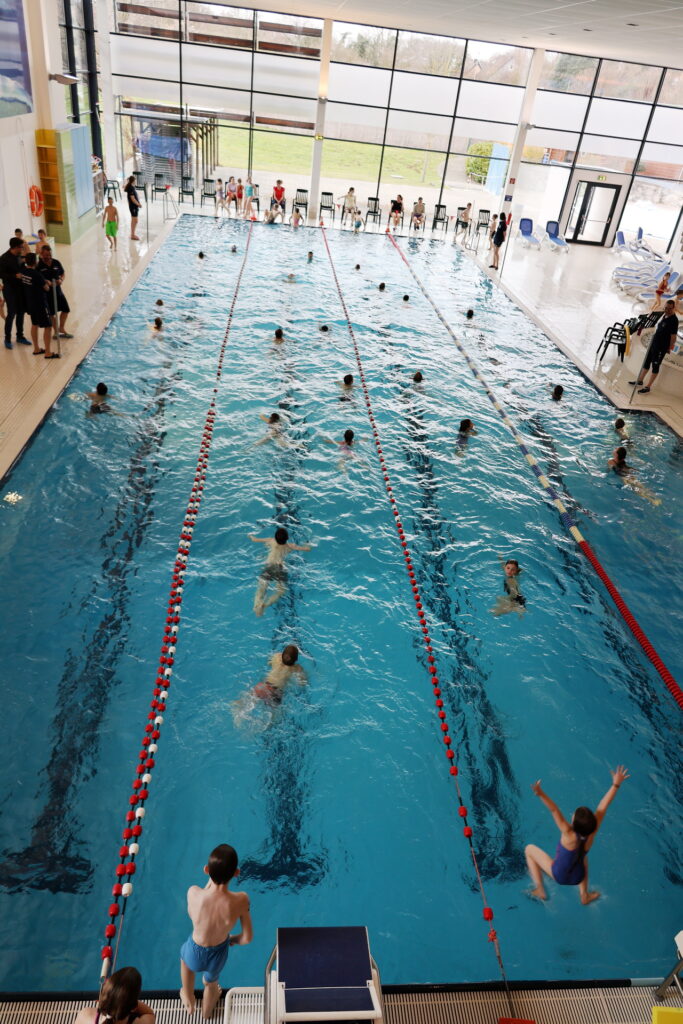 Insgesamt 370 Schülerinnen und Schüler der Mechernicher Grundschulen zogen am Freitagnachmittag ihre Bahnen in der Eifel-Therme Zikkurat. Foto: Steffi Tucholke/pp/Agentur ProfiPress