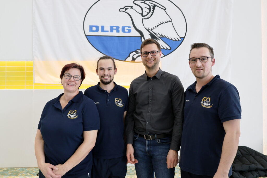 Bürgermeister Michael Fingel (2.v.r.), selbst DLRG-Mitglied, zusammen mit den Organisatoren der DLRG-Sponsorenschwimmens (v.l.) Gizella Nett, Dennis Naßheuer und Stephan Rau. Foto: Steffi Tucholke/pp/Agentur ProfiPress