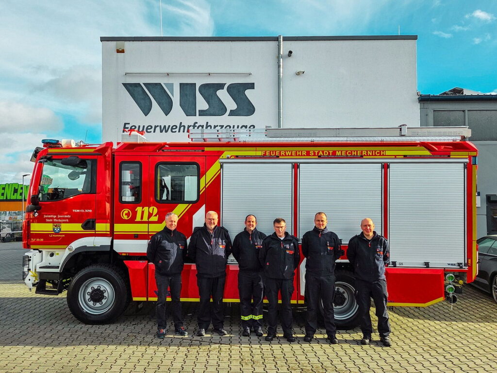 Eine Delegation der Freiwilligen Feuerwehr Mechernich bei der Fahrzeugübernahme bei der Firma WISS mit (v.l.) Thomas Wolff, Jörg Ernst, Daniel Vus, Ralf Eichen, Marco Heimbach und Achim Breuer. Foto: Feuerwehr/pp/Agentur ProfiPress