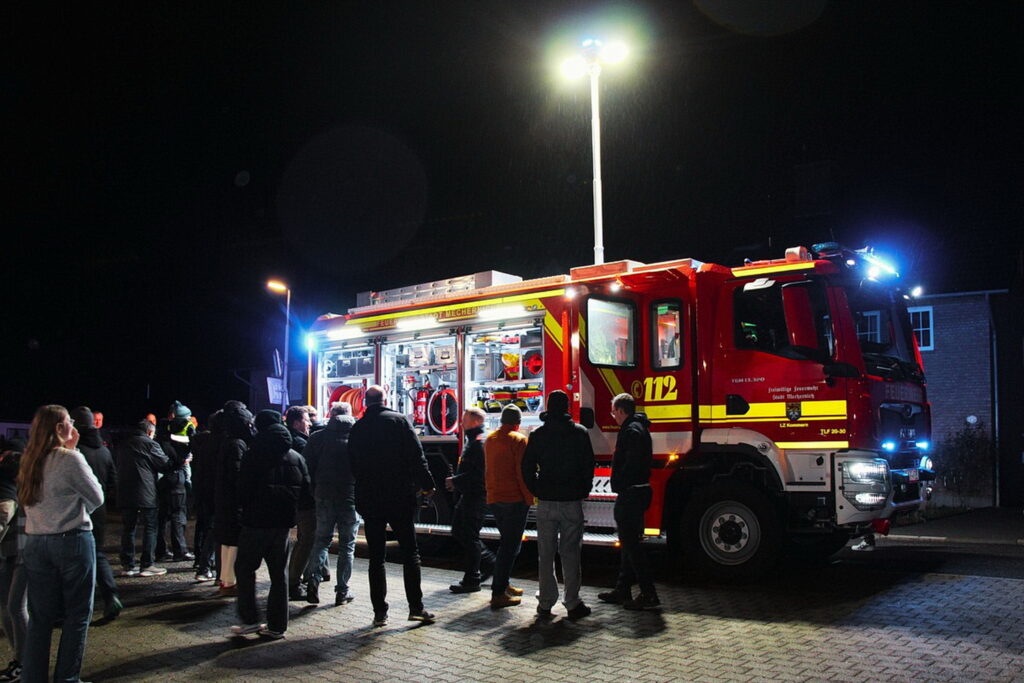 Mitte Januar wurde ein neues Tanklöschfahrzeug TLF 3000 am Gerätehaus in Kommern in Empfang genommen. Rund 45 Kameradinnen und Kameraden waren dabei, als das lang erwartete Einsatzfahrzeug eintraf. Foto: Feuerwehr/pp/Agentur ProfiPress
