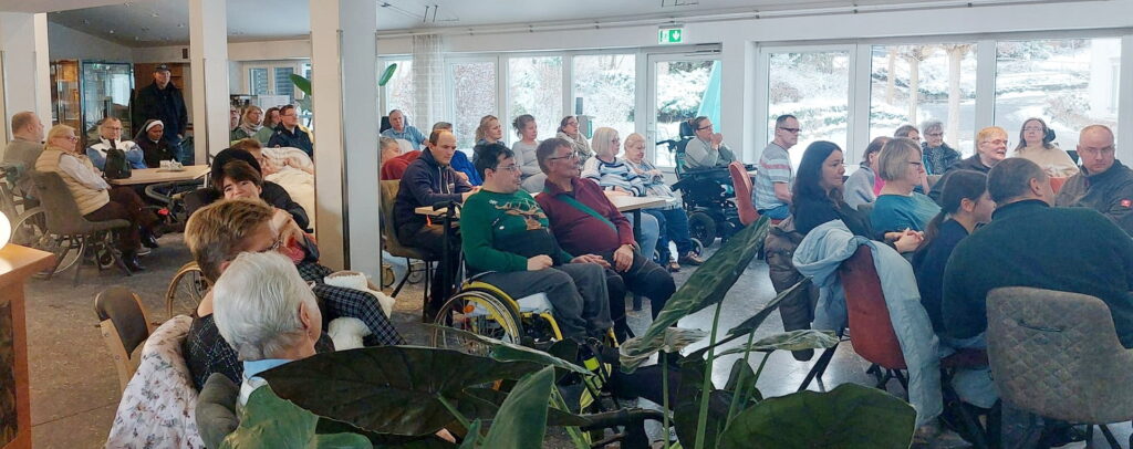 Es war eine stimmungsvolle musikalische Stunde für Bewohner, Angehörige, Ordensmitglieder, Mitarbeiterinnen und Freunde des Chores. Im Mittelpunkt standen bekannte Weihnachtslieder, die Erinnerungen weckten und zum Mitsingen einluden. Foto: Andrea Heide/pp/Agentur ProfiPress