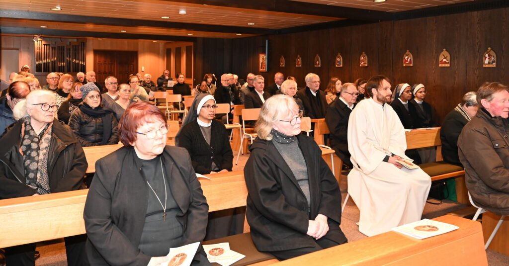 Mit großer Anteilnahme nahm die Mechernicher Gemeinschaft Communio in Christo am Donnerstag in ihrer Hauskapelle Abschied von Schwester Dorothea Rolfes (96), die in den siebziger Jahren den finanziellen Grundstein zur Gründung der Pflegeeinrichtungen für Alte, Schwerstpflegebedürftige und Sterbende in Mechernich und Blankenheim gelegt hatte. Foto: Sabine Roggendorf/pp/Agentur ProfiPress