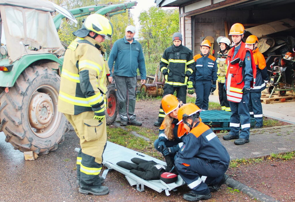 Schreck in der Morgenstunde: Noch vor dem gemeinsamen Frühstück im Gerätehaus wurden die Jugendfeuerwehrleute in Weiler am Berge zu einem Unfall gerufen. Ein Kind war unter einen Trecker geraten. Fotos: Alexander Kloster/René Dederichs/Feuerwehr/pp/Agentur ProfiPress