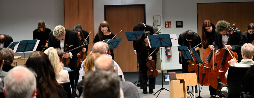 Mit Brahms’ „Guten Abend, gute Nacht“ verabschiedeten sich Ensemble und Sopranistin von einem sichtlich gerührten Publikum. Foto: Henri Grüger/pp/Agentur ProfiPress
