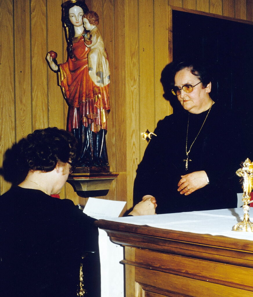 In die Hände der Gründerin Mutter Marie Therese (r.) legte Schwester Dorothea am 8. Dezember 1984 ihre Gelübde ab. Archivfoto: CIC/pp/Agentur ProfiPress