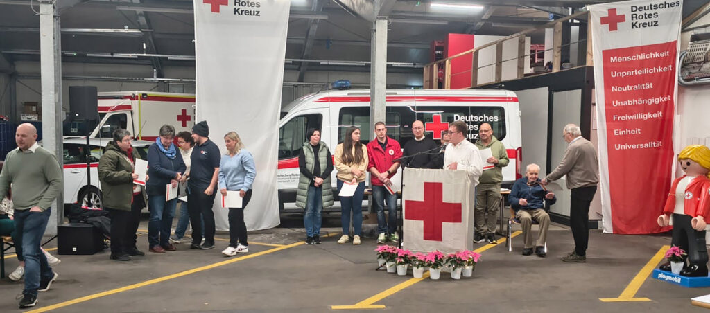 Viele Mitglieder wurden für ihr langjähriges Engagement im DRK-Ortsverein Kall gewürdigt. Foto: DRK-Ortsverein Kall/pp/Agentur ProfiPress