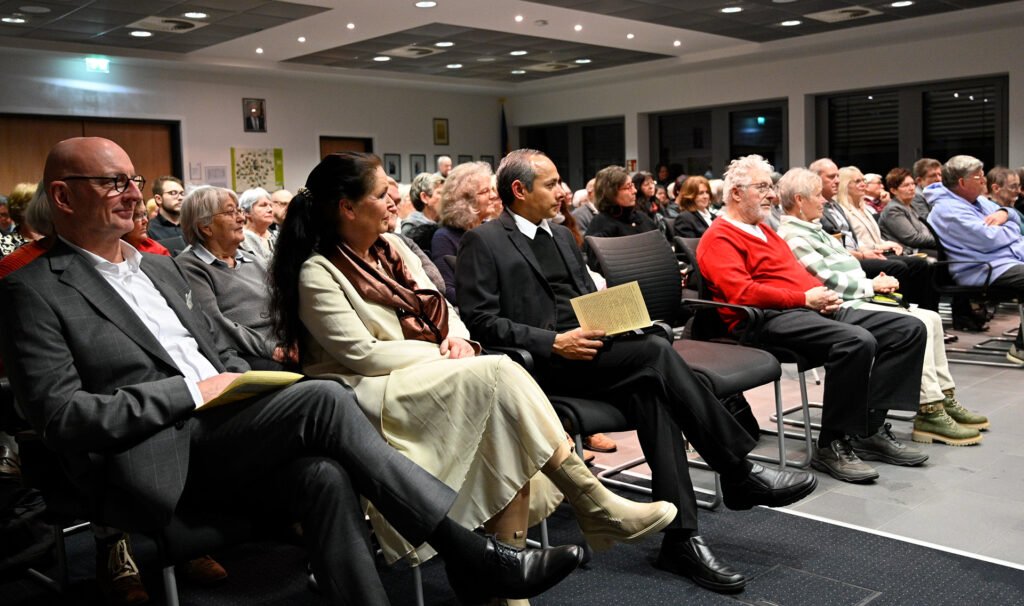 Genossen das Konzert aus nächster Nähe: (v. l.) Sozialwerk-Geschäftsführer Norbert Arnold, Einrichtungsleiterin Sonja Plönnes und Communio-Generalsuperior Jaison Thazhathil. Foto: Henri Grüger/pp/Agentur ProfiPress