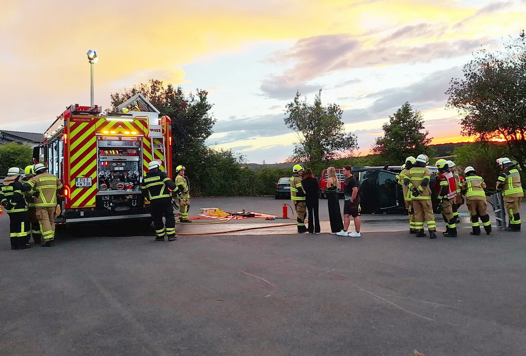 Übungsabend in Weiler am Berge: Nach dem Absichern der Einsatzstelle und dem Aufbau der technischen Geräte trainieren die Feuerwehrangehörigen die patientengerechte Rettung aus dem Unfallfahrzeug. Foto: Dominik Obliers/FB Presse- und Öffentlichkeitsarbeit FF/pp/Agentur ProfiPress