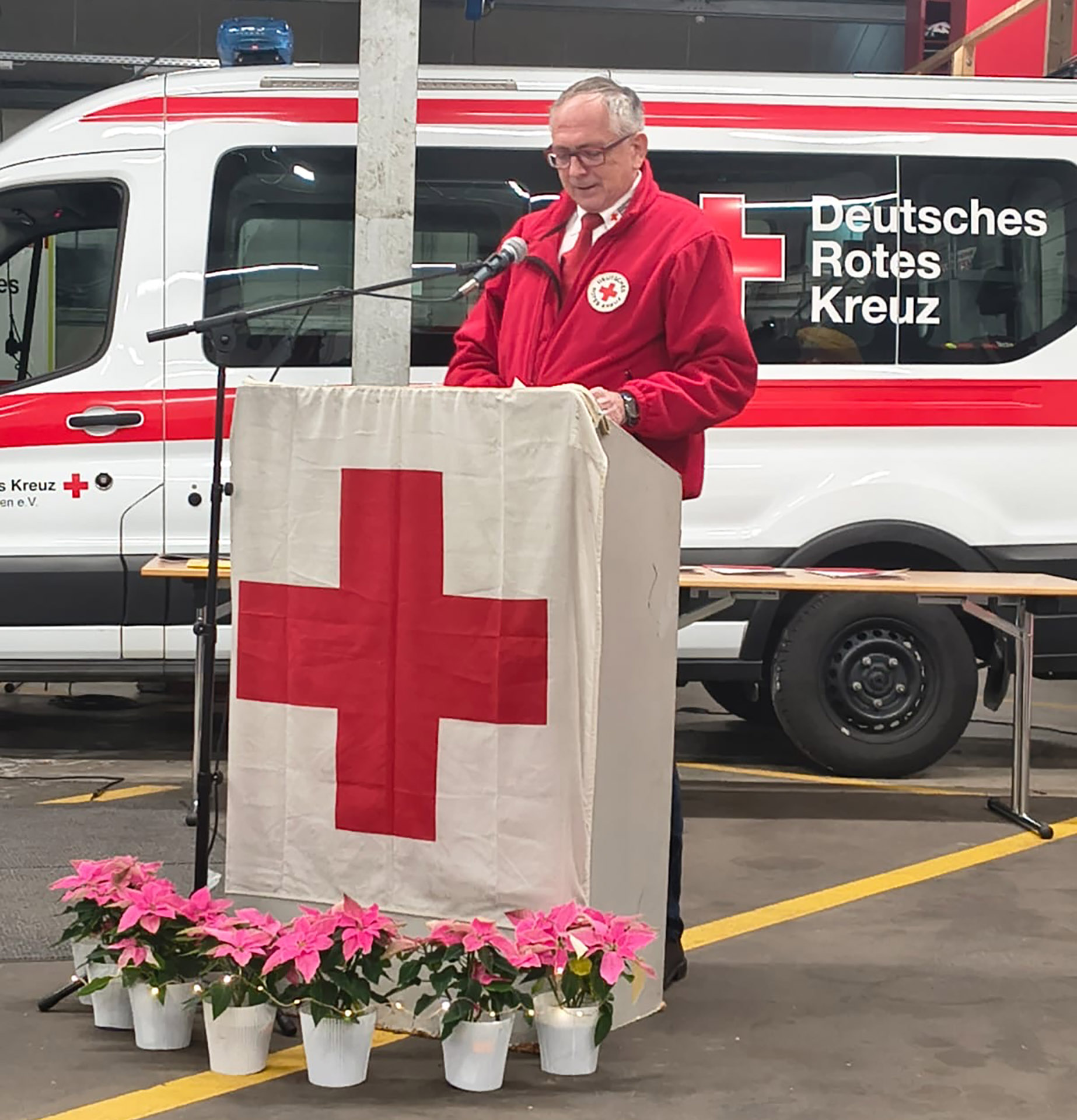Karl Werner Zimmermann, Vorsitzender des DRK-Kreisverbandes Euskirchen, dankte allen Ehrenamtlichen für ihren wichtigen Einsatz. Foto: DRK-Ortsverein Kall/pp/Agentur ProfiPress