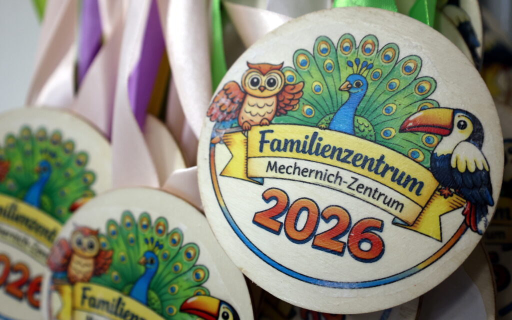 Der Orden des Familienzentrums zeigt das Kostüm-Motto: Federvieh. Foto: Steffi Tucholke/pp/Agentur ProfiPress