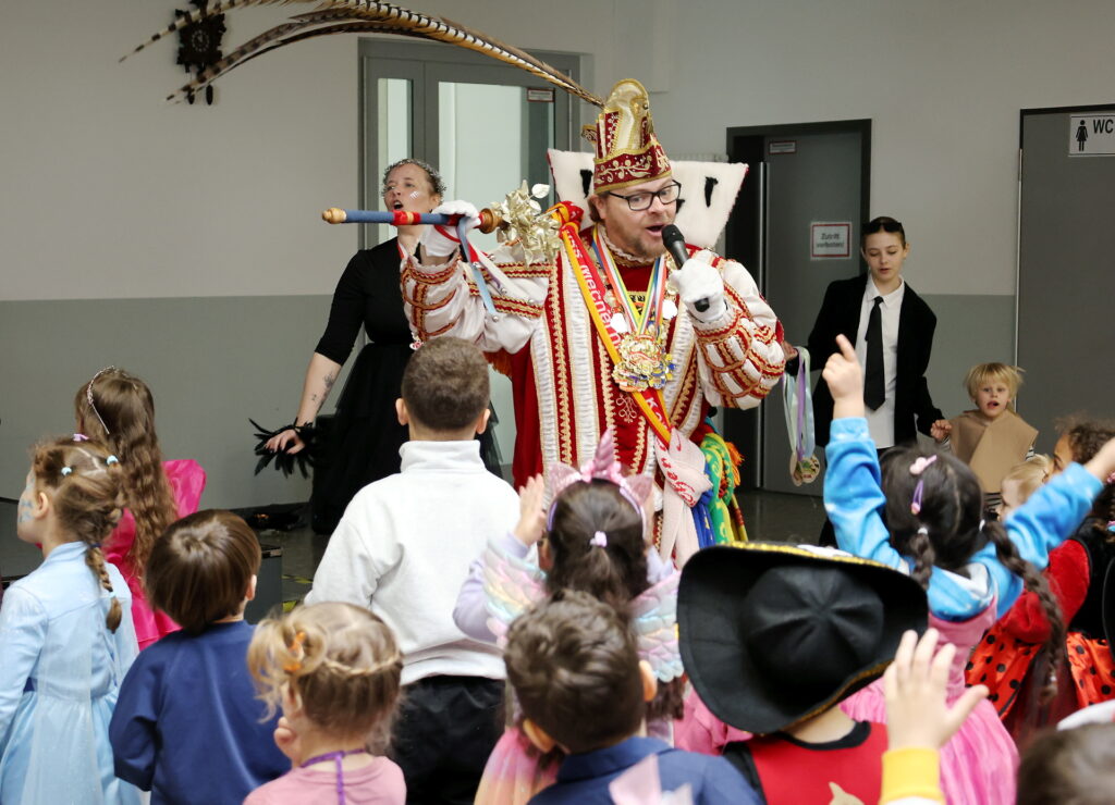 Prinz Torsten I. (Krieg) sang mit den Kindern die „Karnevalsmaus“. Foto: Steffi Tucholke/pp/Agentur ProfiPress