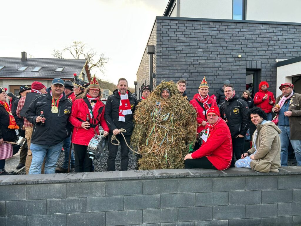 „Winter, Adé!“ Vor der feierlichen Verbrennung des Strohs wurden verschiedene Stationen im Dorf angesteuert. Foto: Thomas Metzen/Agentur ProfiPress