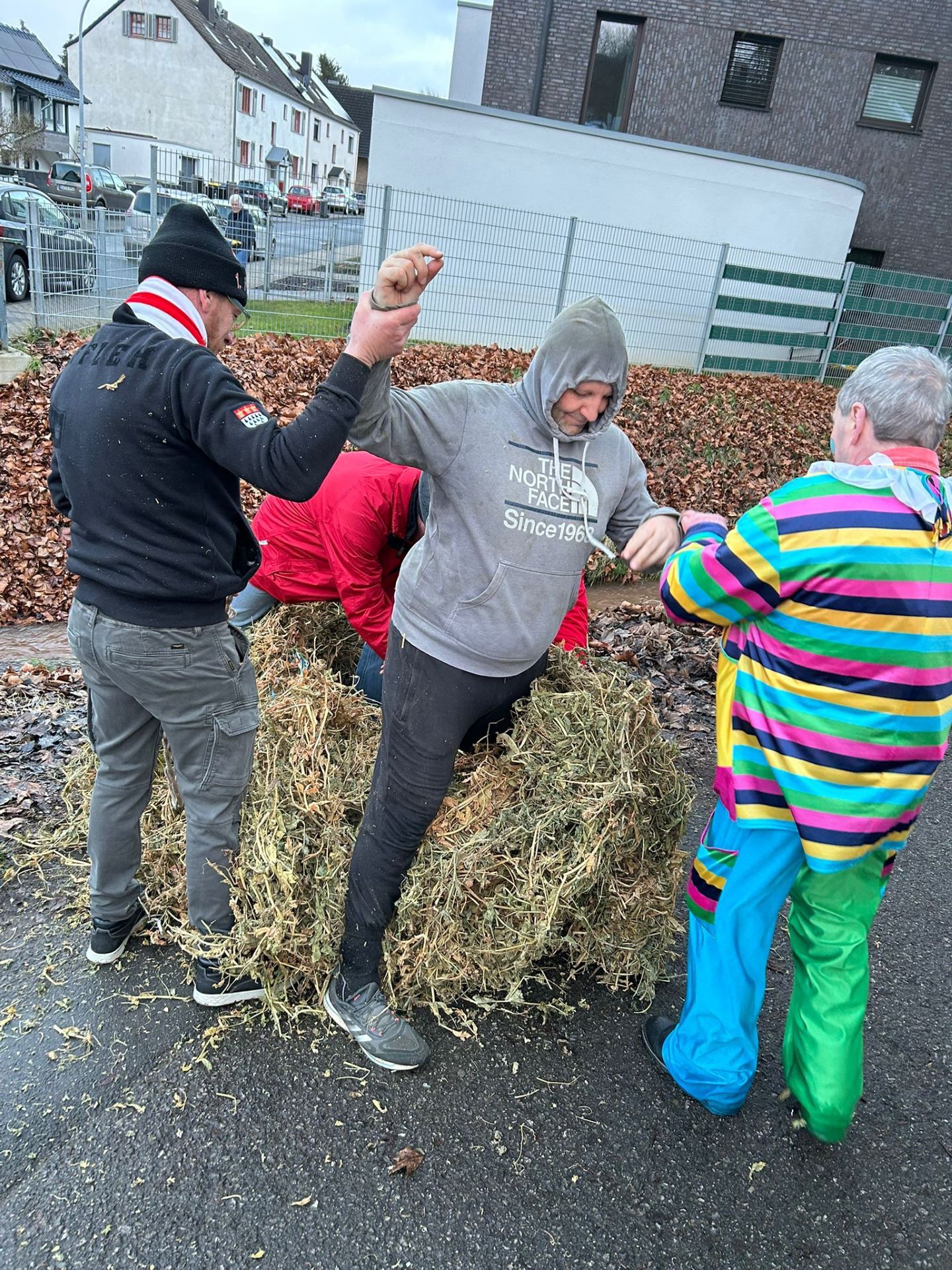 „Äerzebär“ durchs Dorf getrieben