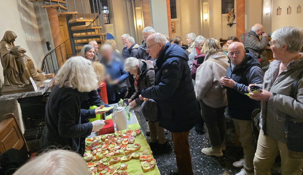 Agnes Peters, Monika Lünebach und Claudia Simon vom Familienmesskreis der Pfarrei St. Johannes Baptist Mechernich hatten eine liebevoll vorbereitete Agape organisiert. Bei Glühwein, kalten Getränken und belegten Broten wurde weitergeredet, gelacht, zugehört. Foto: Manfred Lang/pp/Agentur ProfiPress